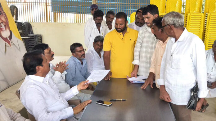 యర్రగొండపాలెం టీడీపీ కార్యాలయంలో జరిగిన ప్రజాదర్బార్ కార్యక్రమంలో పాల్గొన్న కూటమి నాయకులు.