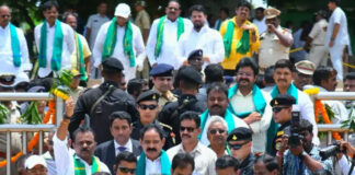 కృష్ణ-గోదావరి సంగమం వద్ద భక్తిశ్రద్ధలతో జలహారతి|