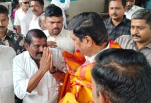 Madanapalle: ఇన్చార్జి మంత్రి బీసీ జనార్దన్ రెడ్డిని కొండామర్రిపల్లి పంచాయతీ టీడీపీ ఇంచార్జ్ జయరాం యాదవ్ మర్యాదపూర్వకంగా కలిసి పుష్పగు|చ్ఛం అందజేశారు.