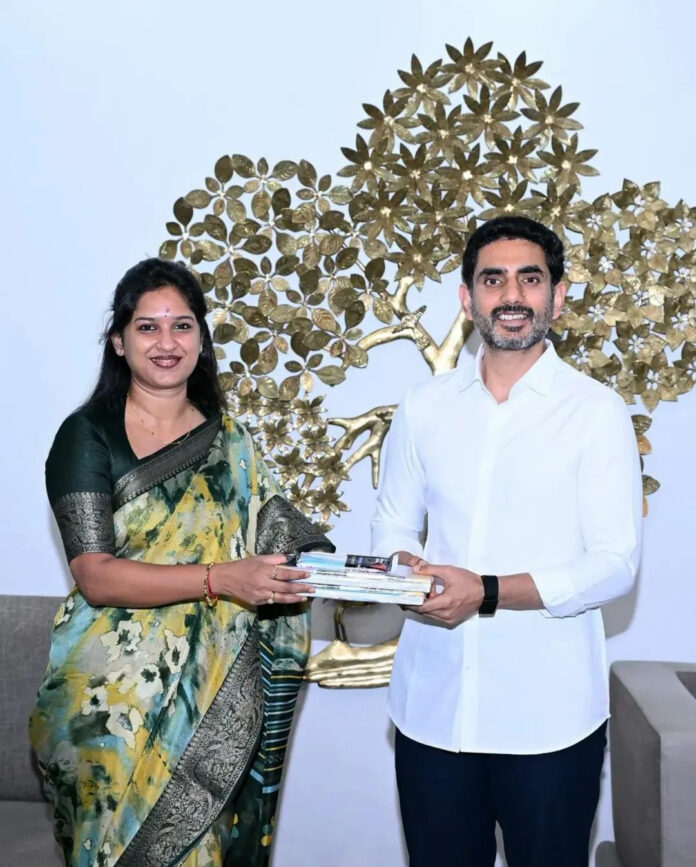 ఉండవల్లిలోని నివాసంలో ఐటీ, విద్యాశాఖ మంత్రి నారా లోకేష్ గారిని మర్యాదపూర్వకంగా కలిసిన ఎమ్మెల్యే బండారు శ్రావణి శ్రీ.