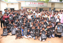 గూడెం స్కూల్లో బ్యాగుల పంపిణీ: ఎంపీ వంశీకృష్ణకు అడ్డంకులు|
