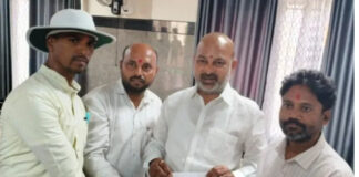 బండి సంజయ్కి బీజేపీ నేతల మెమోరాండం |