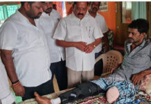 మదనపల్లె: రిపోర్టర్ యుగంధర్ను పరామర్శించిన జనసేన నేతలు|