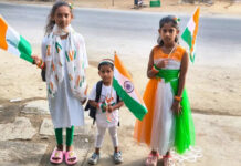 Madanapalle: మదనపల్లెలో స్వాతంత్ర్య దినోత్సవ వేడుకల వేళ త్రివర్ణ రంగుల దుస్తులు, జాతీయ జెండాలతో సందడి చేసిన చిన్నారులు. ఆకట్టుకున్న దేశభక్తి వేషధారణ.|