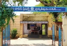 Girl dies after falling into canal|