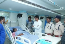 ప్రమాద బాధితులను పరామర్శించిన మంత్రి కొండపల్లి|