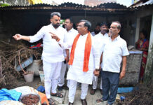 చంద్రశేఖర్ కాలనీలో బాధితుడికి ఎమ్మెల్యే ధన్పాల్ సాయం|
