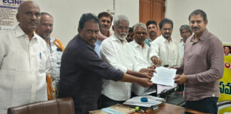 రైల్వే లైన్ నిర్వాసితులకు 5 రెట్లు నష్టపరిహారం ఇవ్వాలి