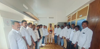 దుగ్గొండి నూతన సిఐని మర్యాదపూర్వకంగా కలిసిన కాంగ్రెస్ నాయకులు…