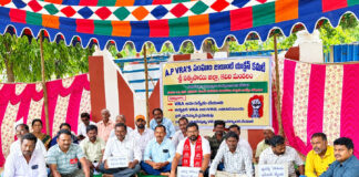 వీఆర్ఏల సమస్యలు పరిష్కరించాలి