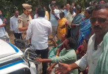 పంటలు దెబ్బతింటున్నాయంటూ రైతుల ఆందోళన రైతులను అదుపులోకి తీసుకున్న పోలీసులు