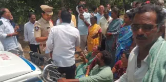 పంటలు దెబ్బతింటున్నాయంటూ రైతుల ఆందోళన రైతులను అదుపులోకి తీసుకున్న పోలీసులు