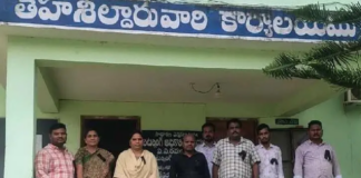 నల్ల బ్యాడ్జీలతో ఉద్యోగల నిరసన |