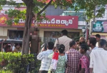 హన్మకొండ నడి రోడ్డుపై యువకుడి ఆత్మహత్య