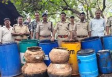 సరిహద్దుల్లో నాటుసారా స్థావరాలపై దాడులు |