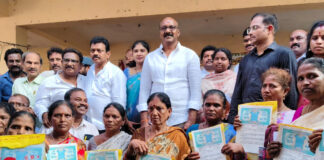 ఈ రోజు రాజీవ్ కళ్యాణమండపం , బాజిజంక్షన్ నందు 52, 89, 90 ,91 ,92 వార్డుల్లో లబ్ధిదారులకు శాశ్వత రిజిస్ట్రేషన్ ఆస్తి పత్రాలు అందజేసిన ప్రభుత్వ విప్ శ్రీ గణబాబు గారు
