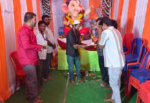 కులమతాలకు అతీతంగా వినాయకుడి ముందు ముస్లిం సోదరుడి పూజ.