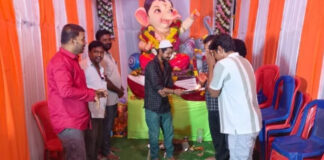 కులమతాలకు అతీతంగా వినాయకుడి ముందు ముస్లిం సోదరుడి పూజ.