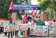 Madanapalle: అన్నమయ్య జిల్లా గాలివీడు మండలం బాధితురాలికి న్యాయం చేయాలని కలెక్టరేట్ వద్ద సీపీఐ(ఎంఎల్) ఆధ్వర్యంలో నిరసన. వీఆర్వో సస్పెన్షన్కు డిమాండ్.