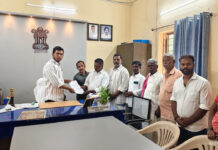 కదిరి తహసీల్దార్కు వీఆర్ఏల సమ్మె నోటీసు