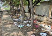 రోడ్డు పక్కన చెత్తాచెదారం. పట్టించుకోని పారిశుద్ధ్య సిబ్బంది