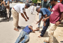 Madanapalle: మదనపల్లె ఎంఎస్ఆర్ సర్కిల్ వద్ద అకస్మాత్తుగా స్పృహతప్పి పడిపోయిన వ్యక్తికి తక్షణ సాయం అందించి మానవత్వం చాటుకున్న ట్రాఫిక్ సీఐ చాంద్ బాషా, పోలీస్ సిబ్బంది.