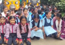 గుంతలమయంగా మారిన రహదారి రోడ్డుపై బైఠాయించి చిన్నారుల రాస్తారోకో