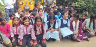 గుంతలమయంగా మారిన రహదారి రోడ్డుపై బైఠాయించి చిన్నారుల రాస్తారోకో