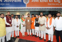 Madanapalle: వారణాసిలో సీఎం చంద్రబాబుకు ఘన స్వాగతం పలికిన మదనపల్లె బీజేపీ నేత మిట్టా వంశీకృష్ణ. ప్రధాని మోదీ 25 ఏళ్ల ప్రజాసేవ పురస్కరించుకుని బీజేవైఎం బైక్ యాత్ర!