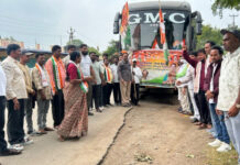 రాహుల్ గాంధీ పోరాటానికి మద్దతుగా ఢిల్లీకి కాంగ్రెస్ శ్రేణులు డీసీసీ అధ్యక్షురాలు ఆత్రం సుగుణక్క, మాజీ డీసీసీ అధ్యక్షులు విశ్వప్రసాద్ రావు