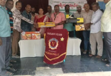 Madanapalle: మదనపల్లె కొత్త ఇండ్లు జెడ్పీ హైస్కూల్కు వాసవి క్లబ్ ఆధ్వర్యంలో రూ.12 వేల విలువైన 6 సీలింగ్ ఫ్యాన్లను వితరణ చేశారు.