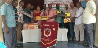 Madanapalle: మదనపల్లె కొత్త ఇండ్లు జెడ్పీ హైస్కూల్కు వాసవి క్లబ్ ఆధ్వర్యంలో రూ.12 వేల విలువైన 6 సీలింగ్ ఫ్యాన్లను వితరణ చేశారు.
