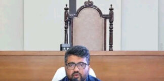 మేయర్ పింకు కార్పొరేటర్ కు వైట్ కలర్ బ్యాలెట్ పేపర్స్