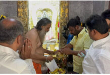 Madanapalle: మదనపల్లె మున్సిపాలిటీ కూటమి చైర్మన్ అభ్యర్థిగా టీడీపీ తరఫున పోటీ చేస్తున్న శ్రీరామ్ చినబాబు శ్రీ చౌడేశ్వరి అమ్మవారి దర్శనంతో ఎన్నికల ప్రచారాన్ని ప్రారంభించారు.