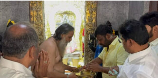 Madanapalle: మదనపల్లె మున్సిపాలిటీ కూటమి చైర్మన్ అభ్యర్థిగా టీడీపీ తరఫున పోటీ చేస్తున్న శ్రీరామ్ చినబాబు శ్రీ చౌడేశ్వరి అమ్మవారి దర్శనంతో ఎన్నికల ప్రచారాన్ని ప్రారంభించారు.