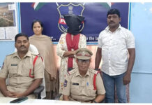 చిల్లర కోసం బస్సు కండక్టర్ నెట్టివేసిన ప్యాసింజర్