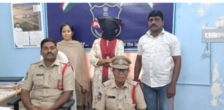 చిల్లర కోసం బస్సు కండక్టర్ నెట్టివేసిన ప్యాసింజర్