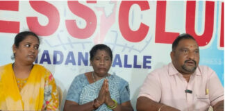 Madanapalle: మదనపల్లెలో ప్రభుత్వ కేటాయించిన ఇంటి స్థలాన్ని పక్కనే ఉన్న వ్యక్తి కబ్జా చేయడానికి యత్నిస్తున్నాడని బాధిత దంపతులు గంగులమ్మ, నరసింహులు ఆరోపించారు.