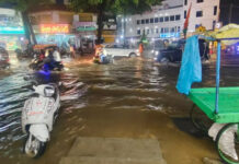 Madanapalle: మదనపల్లెలో శనివారం సాయంత్రం కురిసిన భారీ వర్షానికి ప్రధాన రహదారులు జలమయమయ్యాయి. నీరు నిలిచిపోవడంతో రాకపోకలకు తీవ్ర అంతరాయం ఏర్పడింది.