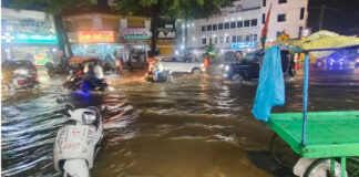 Madanapalle: మదనపల్లెలో శనివారం సాయంత్రం కురిసిన భారీ వర్షానికి ప్రధాన రహదారులు జలమయమయ్యాయి. నీరు నిలిచిపోవడంతో రాకపోకలకు తీవ్ర అంతరాయం ఏర్పడింది.