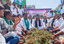 ఎమ్మిగనూరు నియోజకవర్గాన్ని కరువు మండలాలుగా ప్రకటించాలని వైయస్సార్ సిపి ఆధ్వర్యంలో ధర్నా నిర్వహించడం జరిగింది