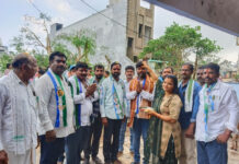 ప్రజల పక్షాన నిలబడతాం: మామిడిపల్లిలో వైఎస్ఆర్సీపీ అభ్యర్థుల హామీ