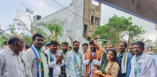 ప్రజల పక్షాన నిలబడతాం: మామిడిపల్లిలో వైఎస్ఆర్సీపీ అభ్యర్థుల హామీ