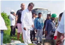 కంటైనర్ లారీ ఢీకొని ఆటో డ్రైవర్ మృతి