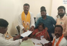 Madanapalle: మదనపల్లె మున్సిపాలిటీ 42వ వార్డు టీడీపీ, జనసేన, బీజేపీ కూటమి ఉమ్మడి అభ్యర్థిగా బాలమాలి శేఖర్ ఎమ్మెల్యే షాజహాన్ బాషా ఆదేశాలతో నామినేషన్ దాఖలు చేశారు.