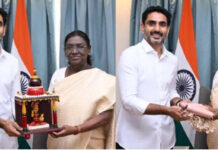 రాష్ట్రపతికి మంగళగిరి చీర, ఏటికొప్పాక బొమ్మ బహూకరించిన లోకేశ్.