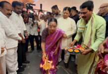 నిజామాబాద్ నగర మేయర్ శ్రీమతి ఉమారాణి రమేష్ గారి చేతుల మీదుగా… హోటల్ అమారా గ్రాండ్ ఓపెనింగ్!