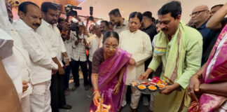 నిజామాబాద్ నగర మేయర్ శ్రీమతి ఉమారాణి రమేష్ గారి చేతుల మీదుగా… హోటల్ అమారా గ్రాండ్ ఓపెనింగ్!