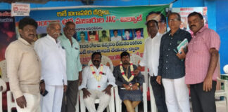 కొనసాగుతున్న నిరాహార దీక్షలు.|