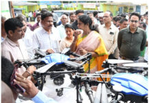కుమురం భీం ఆసిఫాబాద్ జిల్లా కలెక్టర్ కె. హరిత గారి ఆధ్వర్యంలో ఘనంగా రైతు మేళా. ఆకట్టుకున్న డ్రోన్ పిచికారీ ప్రదర్శన